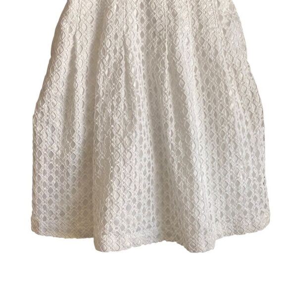 White House Black Market White Crocheted Eyelet Overlay Dress. Size 0. - Picture 3 of 9